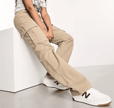 Stradivarius Cargohose mit geradem Schnitt in Stein für 18,04€ inkl. Versand (statt 34€)