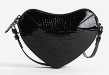 H&M herzförmige Umhängetasche in Schwarz für 19,98€ inkl. Versand (statt 25€)