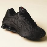43einhalb: Poker Sale mit -25% Rabatt heute und -35% Rabatt morgen - Nike WMNS Shox R4 Triple Black für 84€ inkl. Versand (statt 112€)