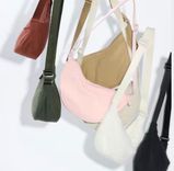 Uniqlo Limitierte Angebote: Mäntel, Fleecepullover, Taschen etc. - z.B. Mini Schultertasche für 16,85€ inkl. Versand (statt 19€)