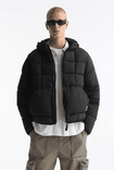 Pull & Bear Steppjacke mit Kapuze (vers. Farben) ab je 12,99€ zzgl. 3,95€ Versand (statt 25€)
