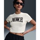 Nike Sportswear Kurz-T-Shirt mit schmaler Passform für Damen für 22,99€ inkl. Versand (statt 35€) - Nike Member!