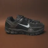 Nike Zoom Vomero 5 (braun / schwarz) für 70,13€ inkl. Versand (statt 96€)