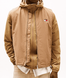 Tommy Hilfiger Canvas-Weste mit Reißverschluss in Braun für 63,95€ inkl. Versand (statt 85€)