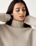 UNIQLO Soufflé Yarn Strickpullover (hoher Kragen) - vers. Farben für 28,85€ inkl. Versand (statt 45€)