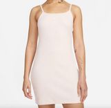 Nike Sportswear Essential Geripptes Damen Kleid in beige/rosé für 21,47€ inkl. Versand (statt 43€) - Nike Member!