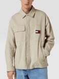 Tommy Jeans Jeansjacke mit Label-Patch für 59,49€ inkl. Versand (statt 74€)