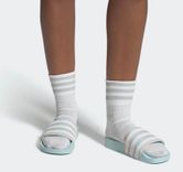 adidas Damen Adilette im "Almost-Blue"-Colourway für 26€ inkl. Versand (statt 33€)