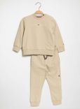 Tommy Hilfiger Baby Essential Crews Trainingsanzug beige für 56,76€ inkl. Versand (statt 79€)