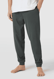 Christian Berg Men Sweatpants mit Label-Details in metallic grün für 19,54€ inkl. Versand (statt 30€)