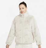Nike Sportswear Plush Kunstpelz-Jacke (in 3 Farben) für 107,97€ inkl. Versand (statt 126€)