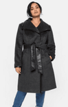 Sheego Trenchcoat Mantel (mit Gürtel) mit Lederimitatpaspel für 58,25€ inkl. Versand (statt 79€)