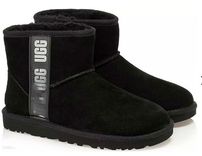 UGG Classic Mini Side Logo II Boots für 131,96€ inkl. Versand (statt 143€)