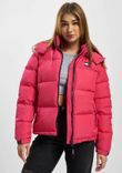 Tommy Jeans Damen Winterjacke Alaska Puffer in pink für 116,60€ inkl. Versand (statt 203€)