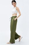 Trendyol Damen Koton Hose relaxed fit in Grün für 8,64€ inkl. Versand (statt 18€)